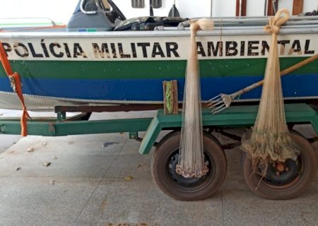 Polícia Militar Ambiental de Naviraí desmonta acampamento e prende dois pescadores pescando com petrechos ilegais dos tipos tarrafas, fisga e anzóis