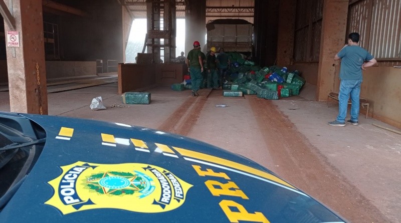 PRF apreende 11 toneladas de maconha, prende quadrilha e fecha o entreposto da droga em Dourados
