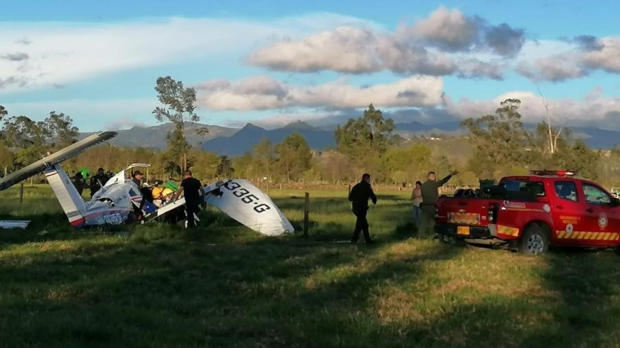 Bebê salvo pela mãe é o único sobrevivente de queda de avião na Colômbia.