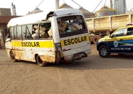 Polícia apreende micro ônibus escolar carregado de maconha na região de Dourados