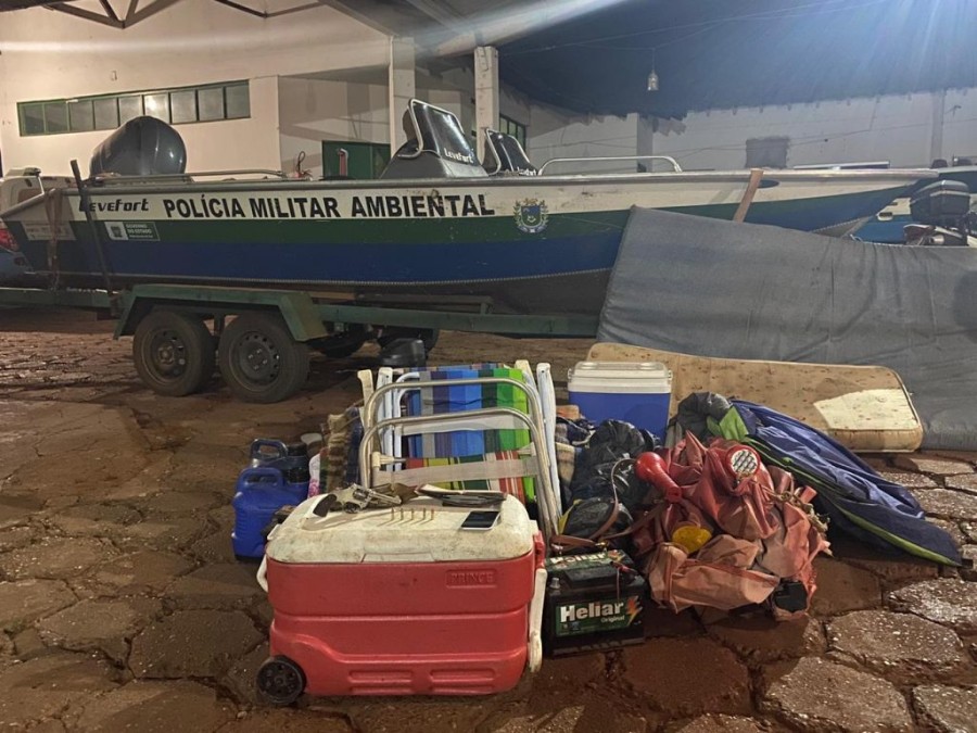 Polícia Militar Ambiental de Dourados desmonta acampamento à margem do rio Brilhante e apreende arma, munições, barracas, Iphone e petrechos de pesca