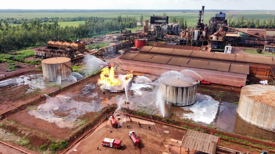 Reservatório com 20 milhões de litros de etanol em usina de MS explode e fica destruído pelo fogo