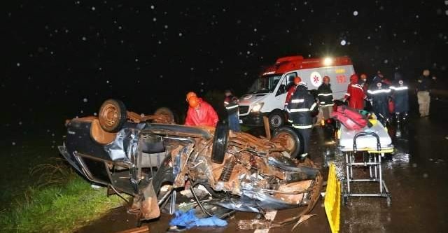 Colisão destrói veículo e deixa 3 pessoas presas nas ferragens de Belina