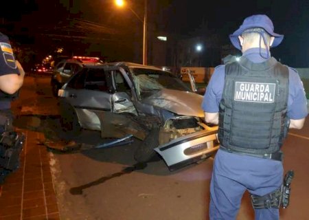 Acidente envolvendo dois veículos deixa três feridos, um grave