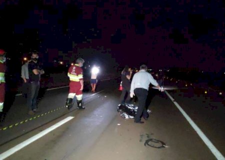 Após atropelar e matar mulher, motorista foge do local do acidente em Dourados