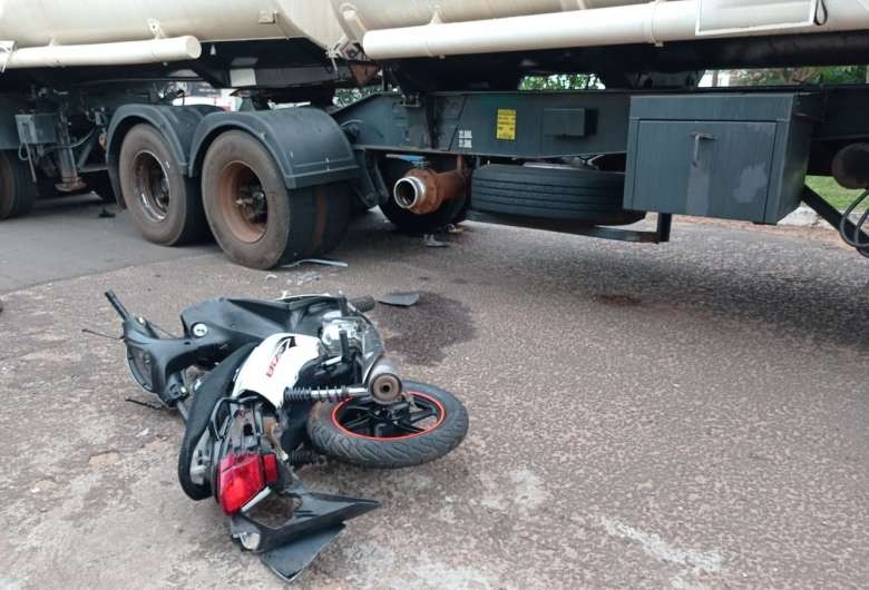Homem morre após acidente envolvendo carreta e motocicleta