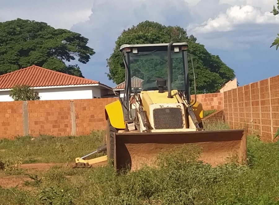 Homem é preso tentando negociar escavadeira furtada