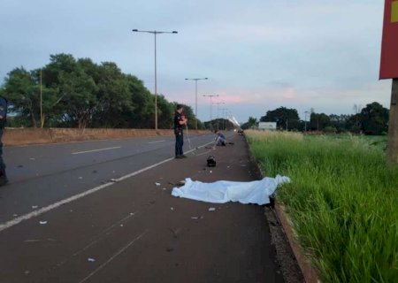 Mulher morre ao ser atropelada enquanto empurrava moto na MS-156