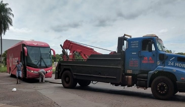 Ônibus é apreendido em Dourados por fazer fretamento clandestino de passageiros