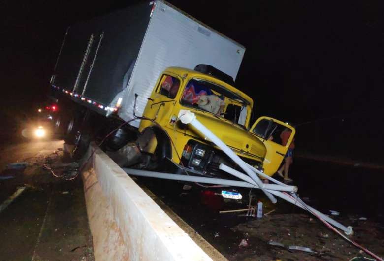 Motorista perde o controle de caminhão e colide em guard rail