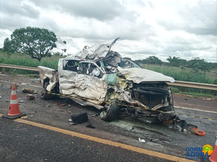 Casal morre em colisão entre caminhonete e carreta na BR-163 em Sonora.