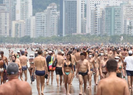 Banhistas sem máscaras e em guarda-sóis desrespeitam regras da fase vermelha em praias de Santos, SP