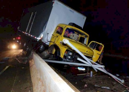 Motorista perde o controle de caminhão e colide em guard rail
