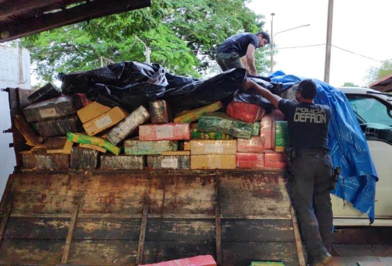 Policiais da Defron apreendem toneladas de maconha em caminhonete