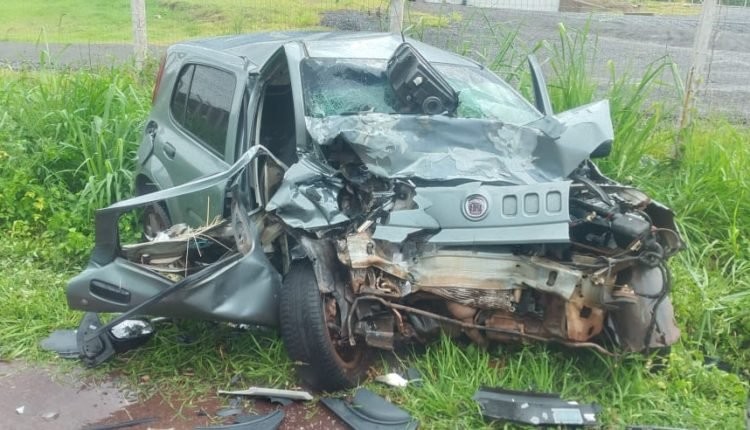 Adolescente de 17 anos morre depois de carro bater de frente contra camionete na BR-262