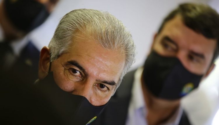 ‘Se tirar, o Estado pode quebrar’, diz Reinaldo sobre pedidos para baixar ICMS da gasolina