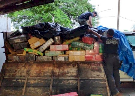 Policiais da Defron apreendem toneladas de maconha em caminhonete