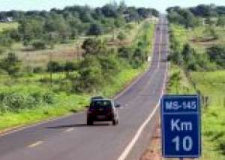 Buracos tomam conta da MS 145 entre Deodápolis e Ipezal.
