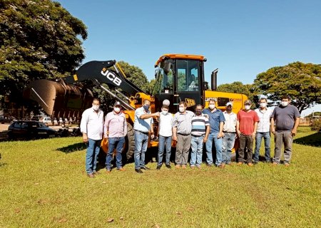 Novo Horizonte do Sul recebe pá carregadeira.