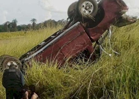 Idoso morre após capotar caminhonete em rodovia