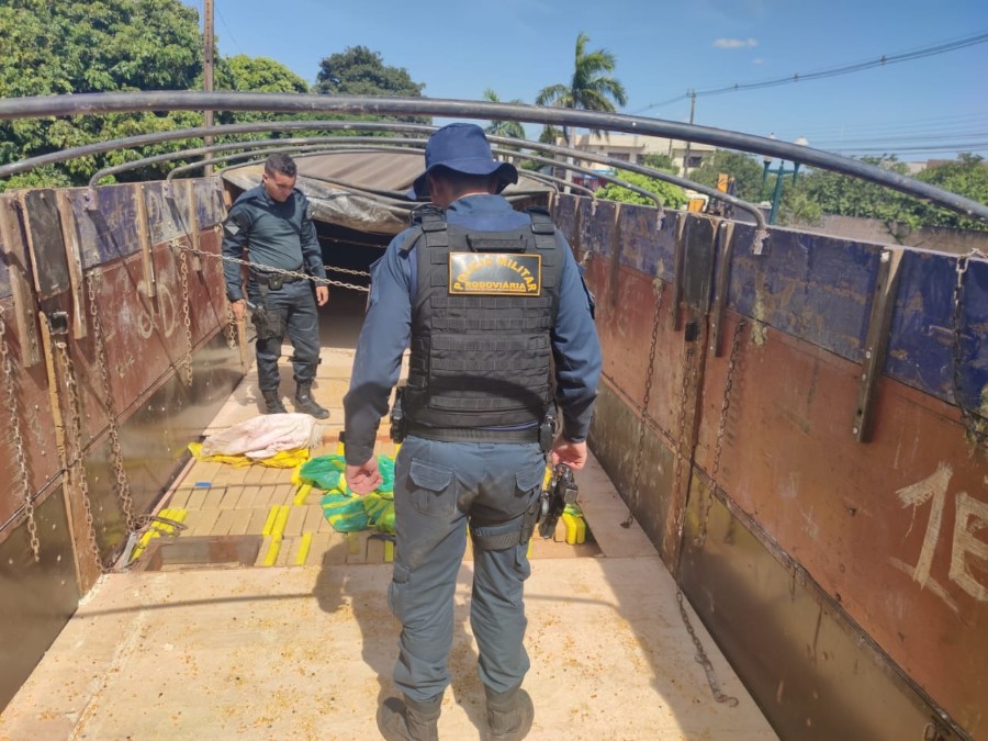 Naviraí - PMR apreende mais de 700kg de maconha em carreta.