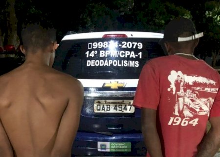 DEODÁPOLIS - JOVENS SÃO PRESOS POR TRÁFICO DE DROGAS PELA PM