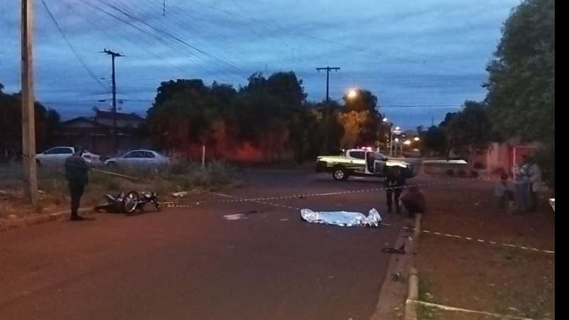 Motociclista morre após bater em carro e ser lançado contra muro em MS