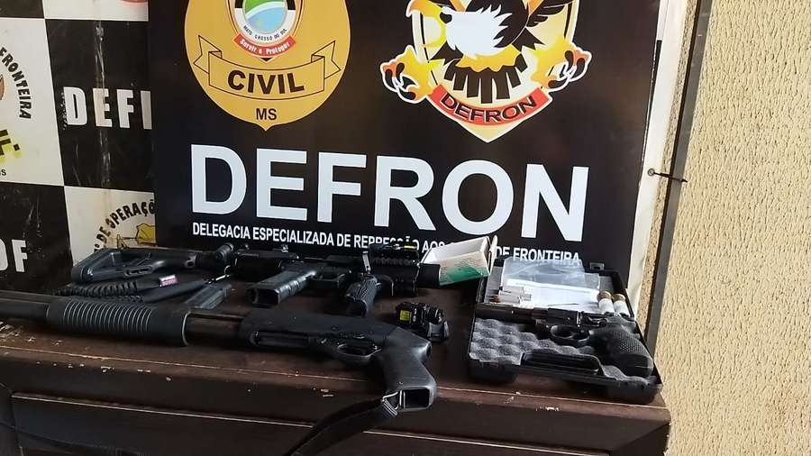 Jovem é presa com armamento de uso restrito, drogas e veículo clonado
