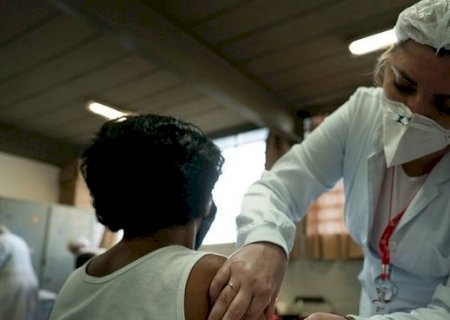 Após vacinação em massa, casos de covid caem 66% em Serrana (SP)