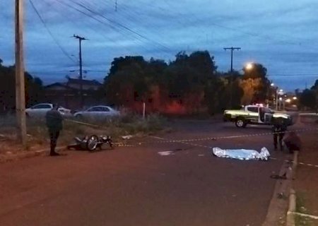 Motociclista morre após bater em carro e ser lançado contra muro em MS
