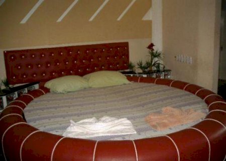 Confusão no motel: homem contrata transexuais, não paga e é espancado com extintores