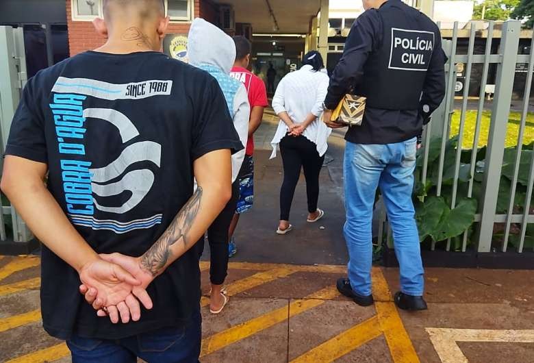 Operação para cumprimento de mandados tem cinco pessoas levadas à delegacia