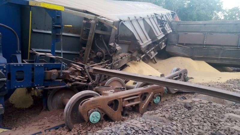 Trem carregado com soja descarrila e nove vagões ficam destruídos em área de difícil acesso em MS