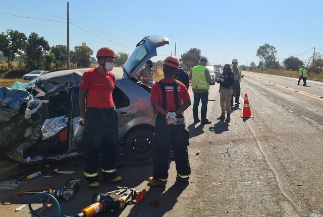 Colisão frontal entre carro e carreta faz vítima fatal na BR-158