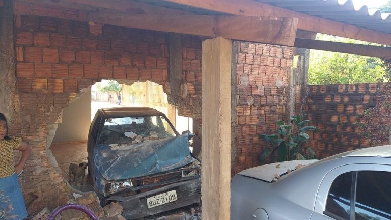 Homem embriagado perde controle de veículo e invade garagem de residência em Nova Alvorada do Sul