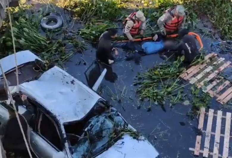 Duas pessoas morrem após carro invadir Mirante e cair em lagoa