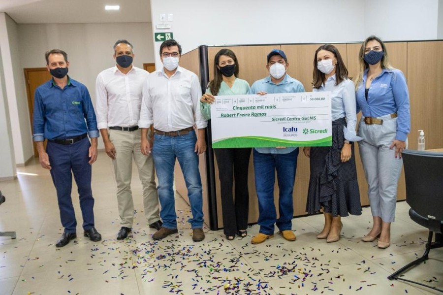 Sicredi Centro-Sul MS entrega prêmio a associado de Dourados ganhador no sorteio do Seguro de Vida