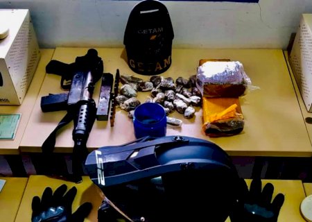 PM apreende submetralhadora, drogas e prende quatro pessoas por associação criminosa em Dourados