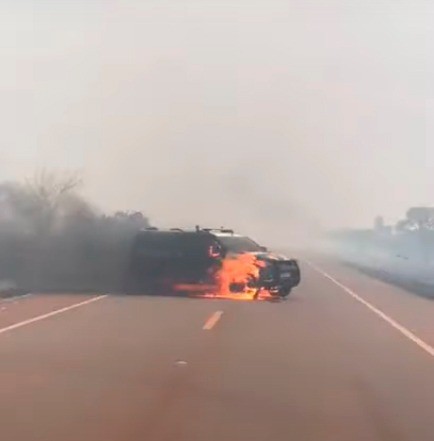 Viatura da PRF pega fogo às margens da BR-060 e deixa via interditada