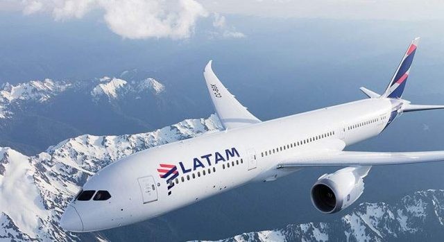 Latam quer usar cana-de-açúcar como combustível de avião no Brasil