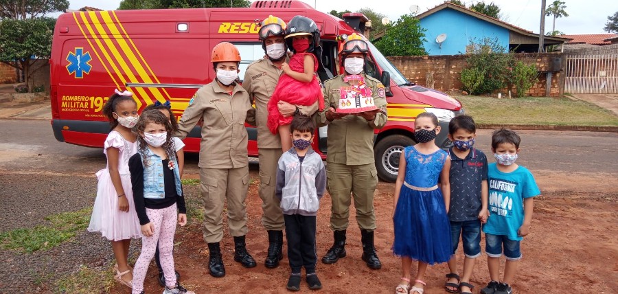 Ivinhema - Bombeiros fazem surpresa em aniversario de criança de 05 anos.