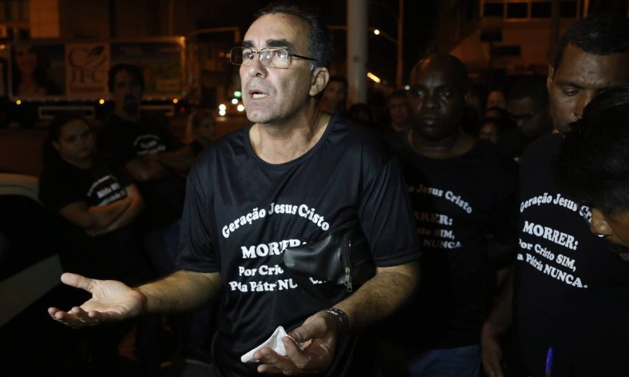Pastor faz ataques racistas e homofóbicos, no Rio: \'Igreja não levanta placa para negro e veado\'