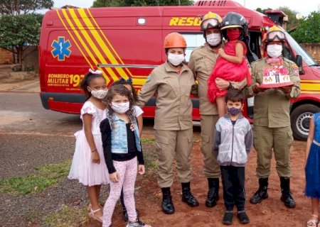Ivinhema - Bombeiros fazem surpresa em aniversario de criança de 05 anos.