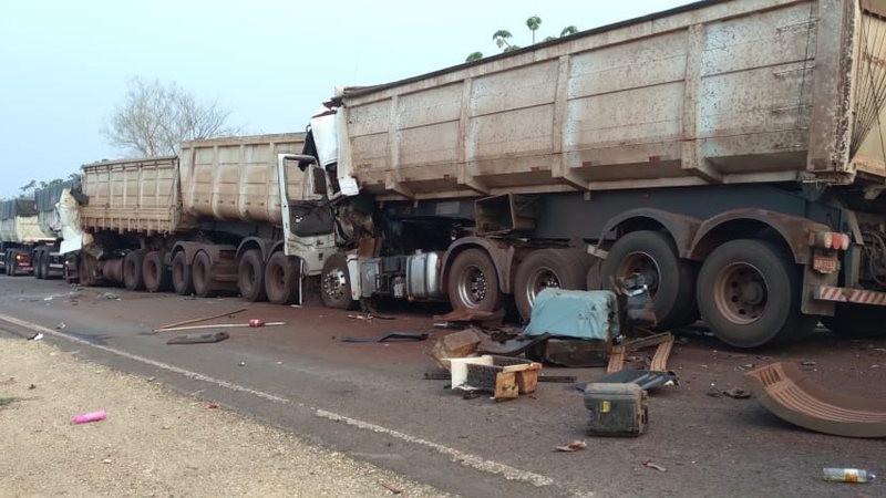Grave acidente com engavetamento deixa dois caminhoneiros mortos na BR-262