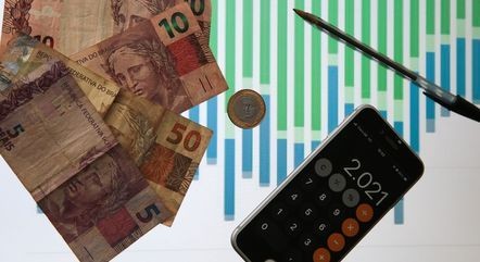 Um em cada 2 brasileiros usa mais da metade da renda para as dívidas