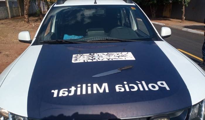 Pai atinge criança de 8 anos com facada no peito ao tentar esfaquear a esposa
