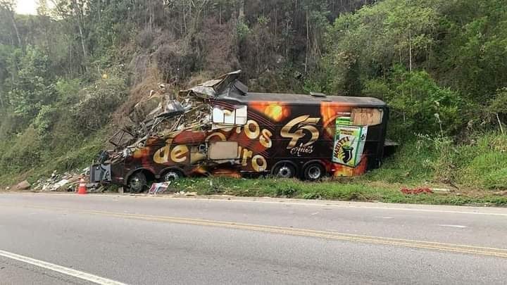 ÔNIBUS DA BANDA GAROTOS DE OURO BATE CONTRA PAREDÃO E VOCALISTA, AIRTON MACHADO, MORRE