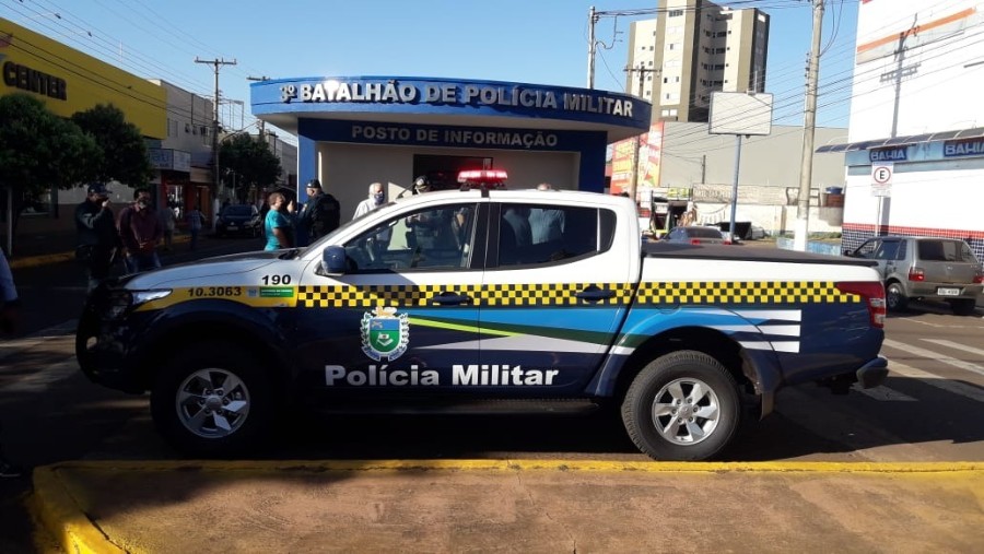 Motorista colide carro em viatura da polícia, tenta fugir e vai preso