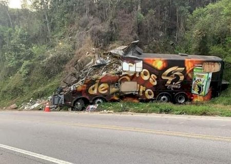 ÔNIBUS DA BANDA GAROTOS DE OURO BATE CONTRA PAREDÃO E VOCALISTA, AIRTON MACHADO, MORRE