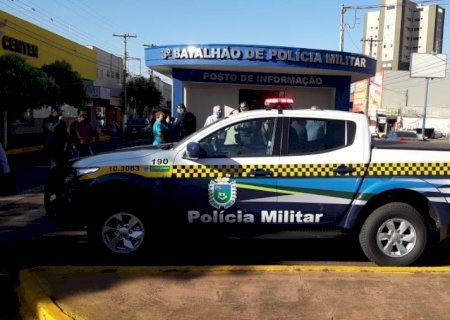 Motorista colide carro em viatura da polícia, tenta fugir e vai preso